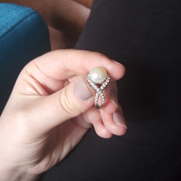 Sterling Silver and Pearl Ring - Picture 6 of 8